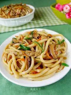 Stewed fried noodles in winter with oyster sauce