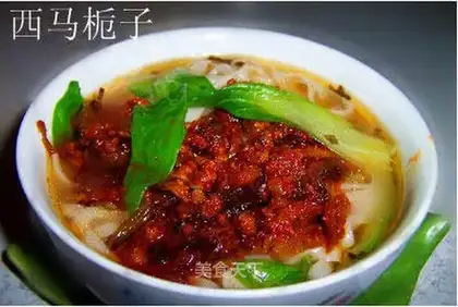 Noodles with minced pork and vegetables