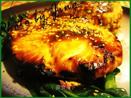 Grilled salmon with honey sauce