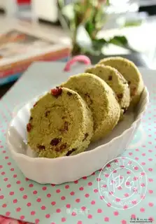 Matcha cranberry cake roll