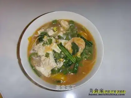 Rice noodles with diced beans, spinach and egg