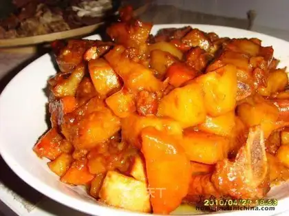 Braised pork ribs with potatoes