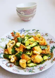 Cucumber mixed with old fried dough sticks