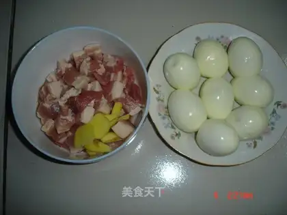 Roasted pork with tiger skin eggs