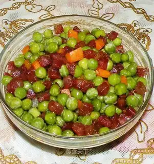 stir-fried sausage with peas