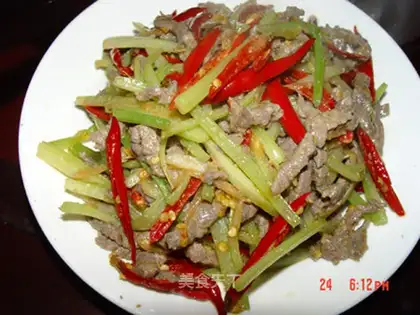 Shredded beef with pickled pepper