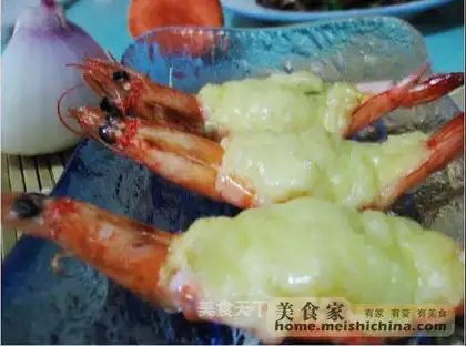 Baked shrimp with cheese and garlic