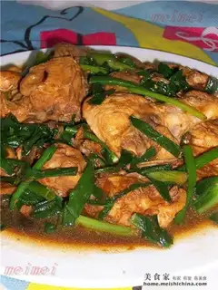 stir-fried chicken nuggets with green onion slices