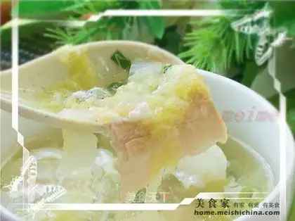 Chinese cabbage and tofu bamboo rolling soup