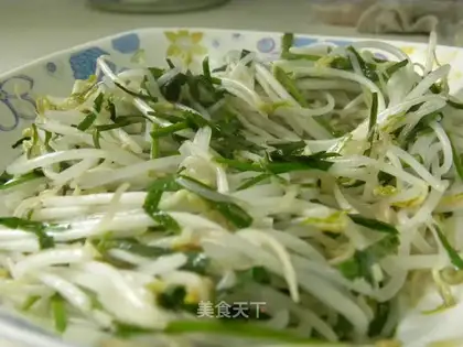 stir-fried mung bean sprouts with leeks