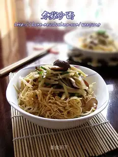 Fried noodles with mushrooms