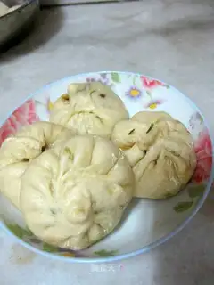Fresh meat bun with leek and shrimp skin