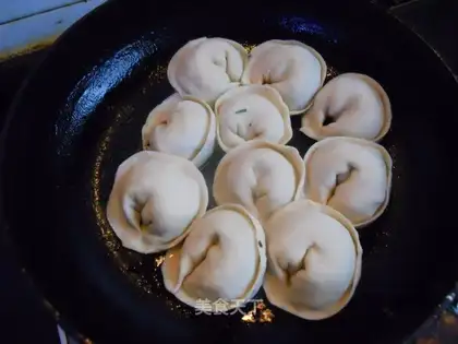 pan fried pork bun
