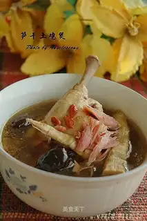 Dried bamboo shoots and local chicken pot