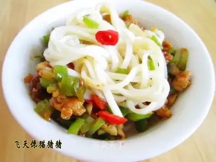 Green pepper and pork with stewed noodles