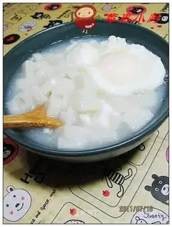 Cooking rice cake with eggs
