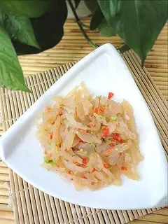 Cold sweet and sour jellyfish shredded