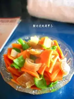 Stewed carrot with bacon skin