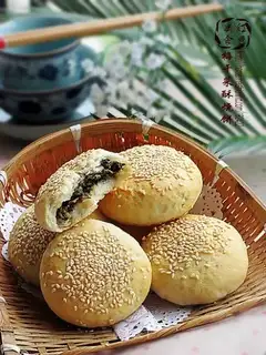 Dried plum and vegetable crisp sesame seed cake