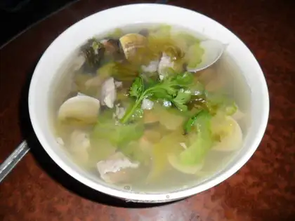 Pickled cabbage and bitter gourd and clam soup