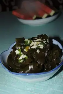 Shredded seaweed salad