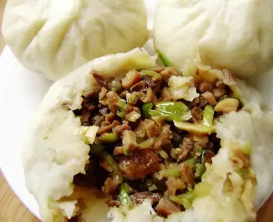 Steamed buns filled with cucumber and green pepper