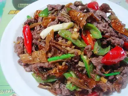 stir-fried beef with chili skin and tea oil