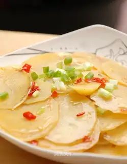 Potato chips with chopped pepper