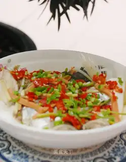 Bass head with chopped pepper