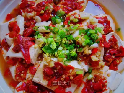 Steaming stinky tofu with chopped pepper