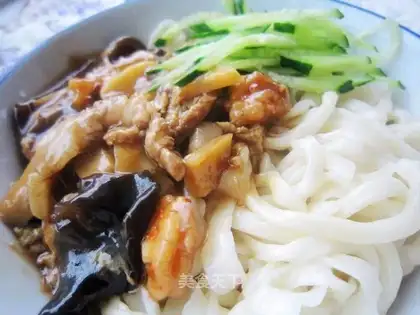 Seafood noodles with diced pork