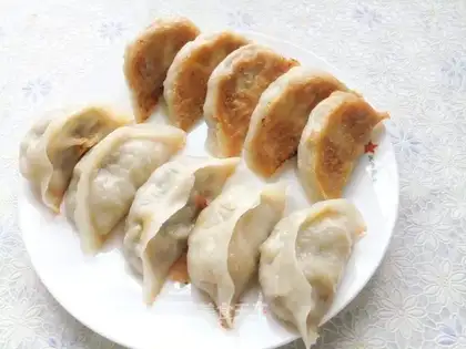Fried dumplings with leek and pork