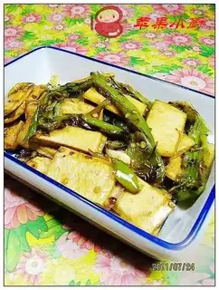 Stir-fried dried bean curd with chili peppers