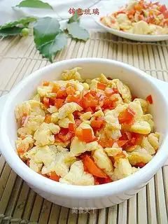 Scrambled eggs with chopped pepper