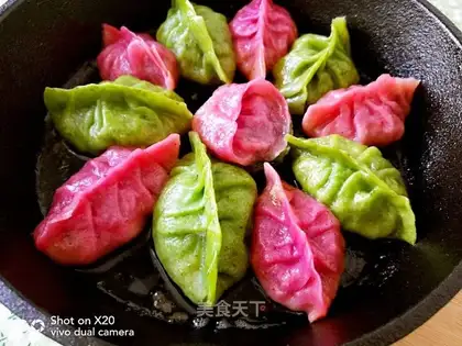 Sour gravy, double-coloured fried dumplings