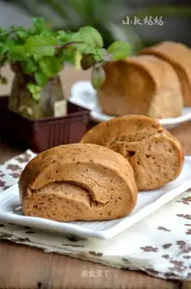 The red sugar date knife cut the buns