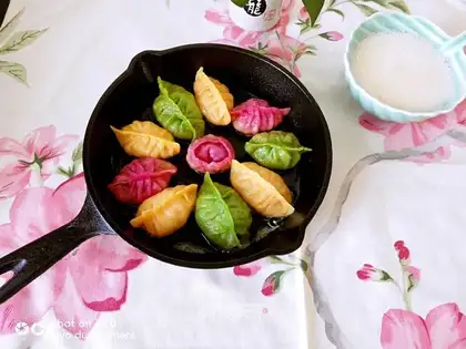 Three-coloured frying dumplings