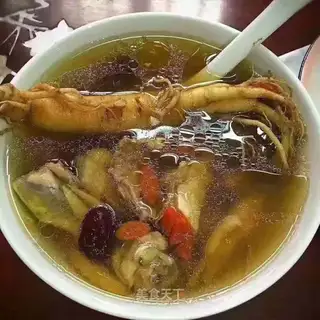 A ginseng chicken fin soup