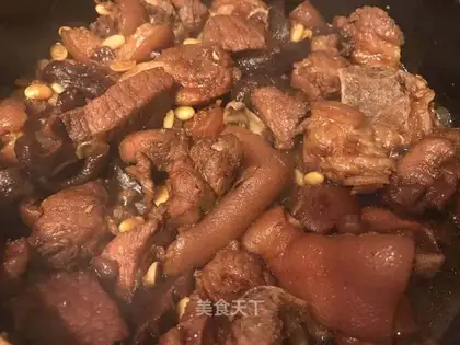 Soybeum mushrooms, pig feet