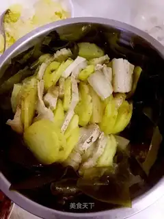 Five flowers with potatoes