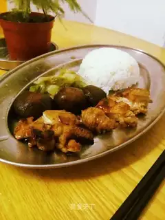 Take the chicken-legged mushroom rice