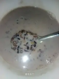 Milk and black congee