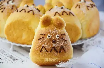 The dragon cat squeezes bread