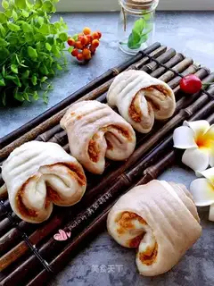 Two-colour pine hoove rolls