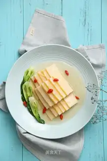 A yellow flower fish cake