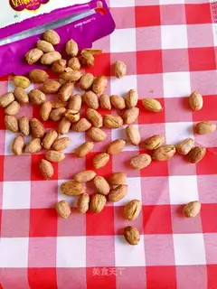 Microwave ovens baked peanut rice