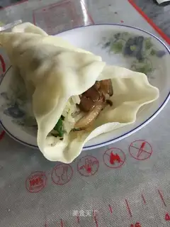 ♪ Slim as a winged springcake ♪