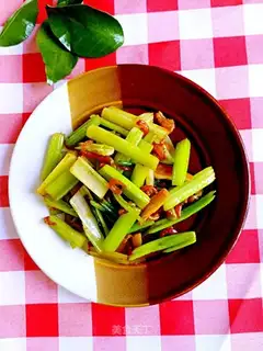 Celery fried the rice