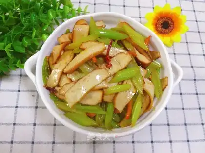 The celery is fried with five beans
