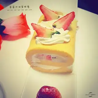 Strawberry cream rolls